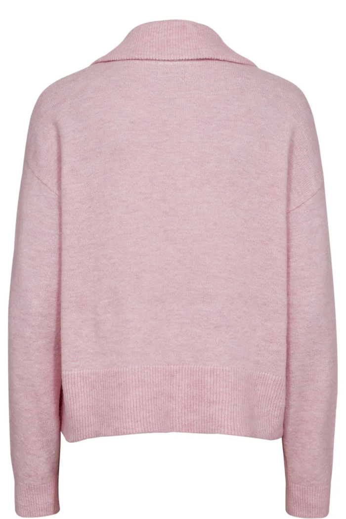The Nümph 707059 NUFUETTE Zip Cardigan is the kind of knit you’ll reach for again and again. Soft, cosy and slightly relaxed in shape. Shop Numph at Dotique.