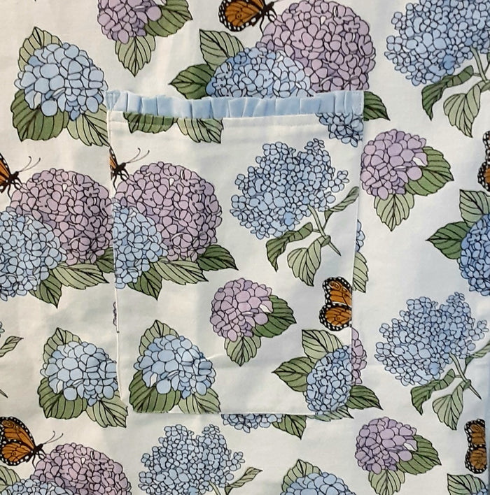 Apron Hydrangea Blooming Blue/Purple