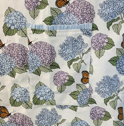 Apron Hydrangea Blooming Blue/Purple