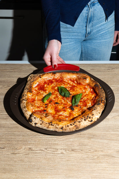 Metal pizza tray with silicone handle - asimetriA