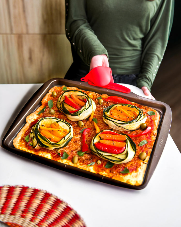Metal pizza tray with silicone handle - asimetriA