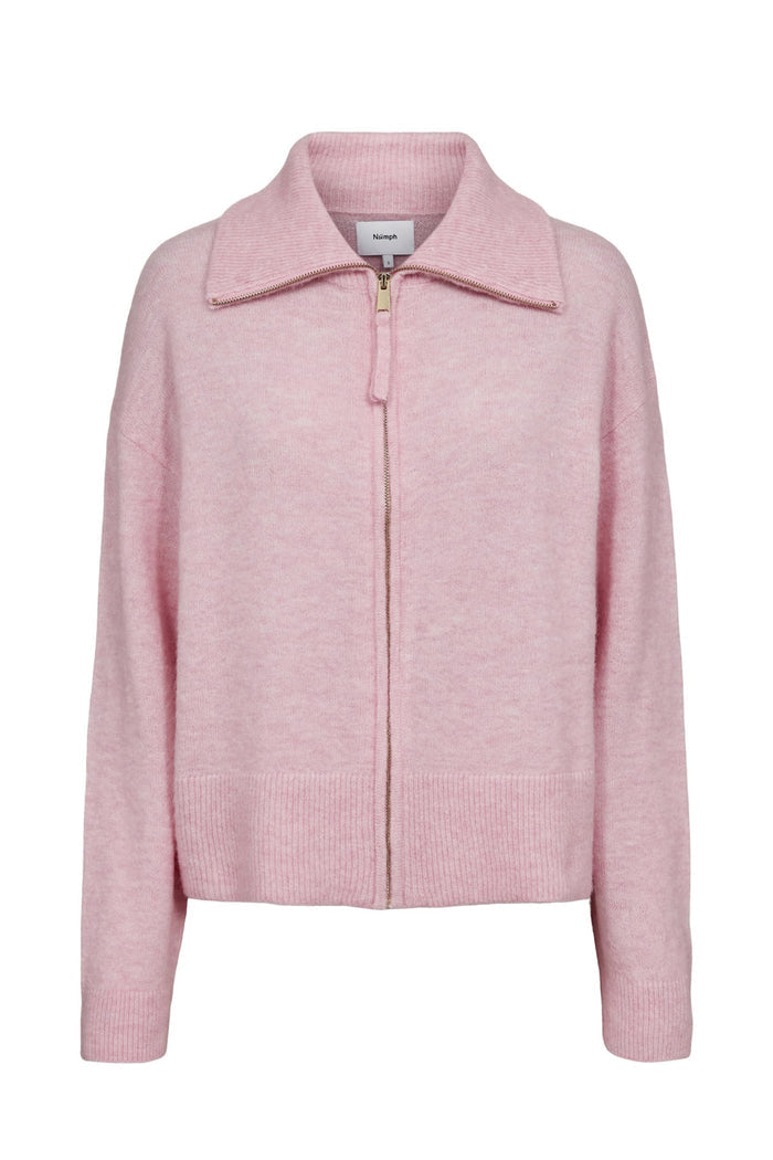 The Nümph 707059 NUFUETTE Zip Cardigan is the kind of knit you’ll reach for again and again. Soft, cosy and slightly relaxed in shape. Shop Numph at Dotique.
