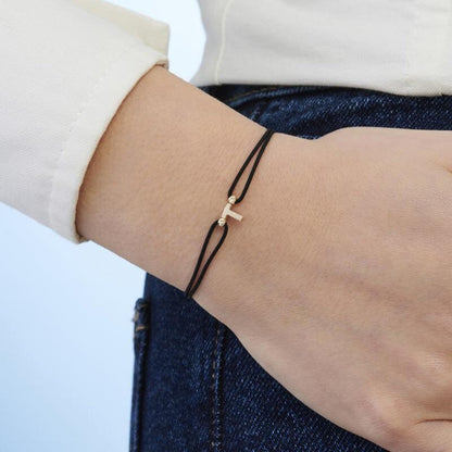 T-Armband mit goldener Schnur