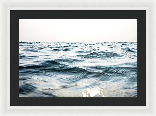 24" x 16" / White / Black