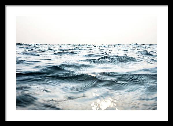 24" x 16" / Black / White