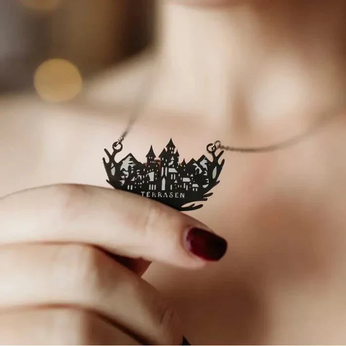 Throne of Glass Inspired: Terrasen Kingdom Necklace Necklace
